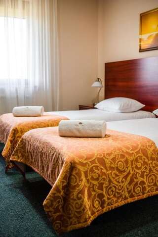 Отель Hotel Polonia Бяла-Подляска Двухместный номер с 2 отдельными кроватями-2
